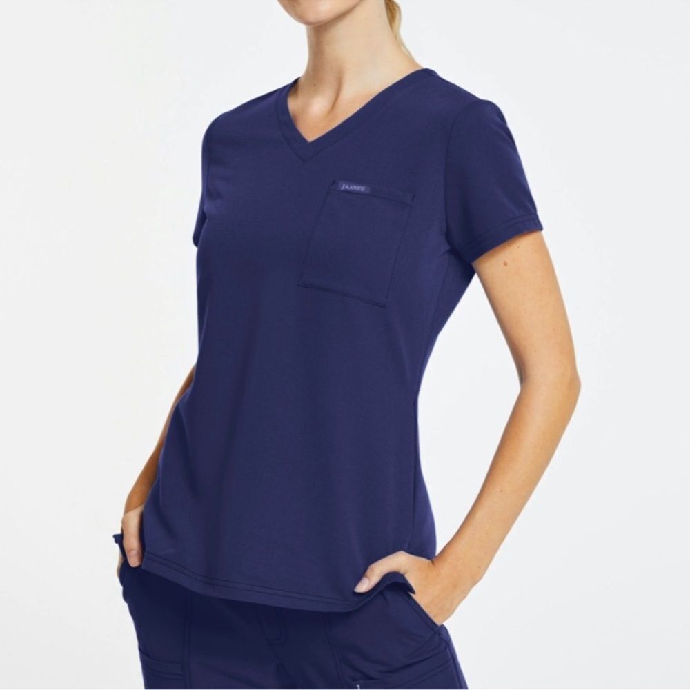 Jaanuu Women’s 3-Pocket V-Neck Scrub Top Navy Sz XL J96181